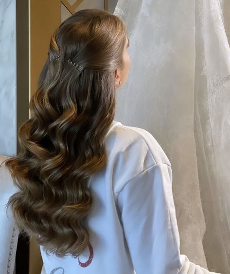 Bridesmaid Hairstyles Down Brown Hair, Beaded Wedding Guest Dress, Clean Half Up Half Down Hair, Haïr Style For Graduation, Hair Graduation Ideas, Aesthetic Prom Hairstyles, Graduation Hair Styles, Pinned Back Hair, Brown Wedding Hair