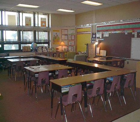 Classroom seating arrangement ideas-I'm in Heaven! Classroom Seating Ideas, Classroom Seating Arrangements, Desk Arrangements, Classroom Arrangement, Ideas For Classroom, Classroom Desk, Classroom Seating, Teaching Organization, Seating Ideas