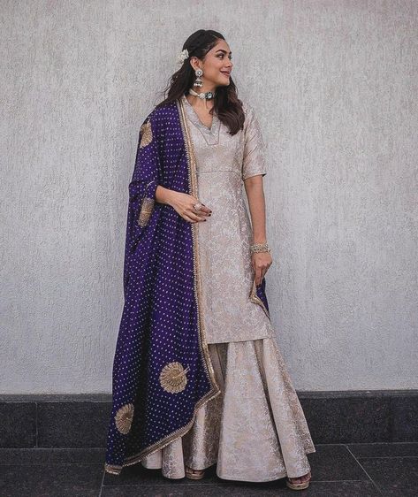 Indian Bridesmaid Dress, Cultural Heritage Of India, Bridesmaid Dress Ideas, Mrunal Thakur, Indian Bridesmaid Dresses, Trendy Outfits Indian, Diwali Outfits, Lehenga Designs Simple, Anarkali Dress Pattern