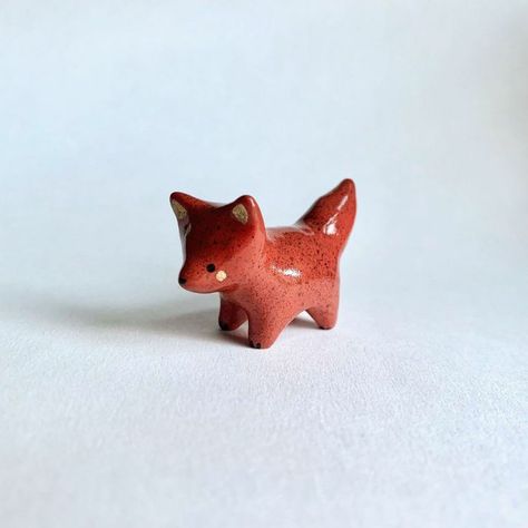 Mini Art Sculptures, Sculpting Clay Ideas For Beginners, Cute Animal Clay Art, Polymer Clay Cute Figures, Simple Clay Sculpture Ideas, Polymer Clay Aesthetic Ideas, Clay Fox Easy, Ocean Polymer Clay, Clay Cute Crafts