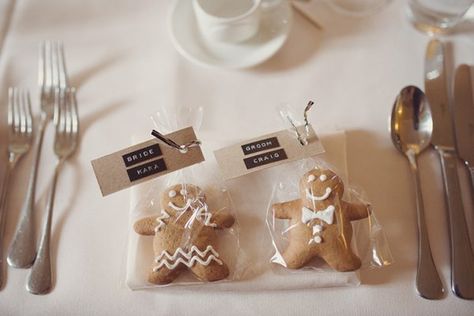 winter wedding favours gingerbread man Winter Wedding Gifts, Wedding Favours Christmas, Wedding Favors For December Wedding, Christmas Favours Ideas, Christmas Favours, Wedding Favors Winter, Winter Party Favors, Wedding Favors December, Christmas Wedding Food