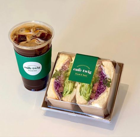 Korean Sandwich Packaging, Cafe Grab And Go, Sanwish Package, Sandwich Presentation Ideas, Sandwich Box Packaging, Snackbox Ideas, Sandwich Aesthetic, Sandwich Cafe, Healthy Food Packaging