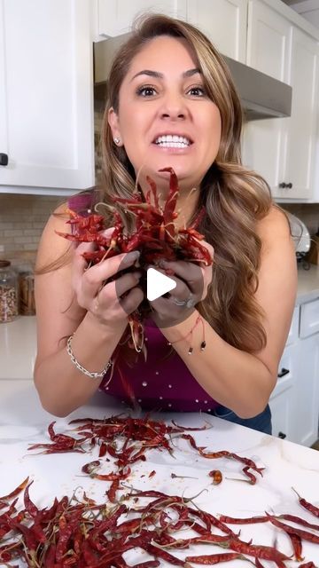 Jenny Martinez on Instagram: "My viral Chile De Aceite con Ajo Frito   Viral Mexican Chili Oil with Fried Garlic   This recipe is one of my viral videos in 2020! I can’t believe it’s been 4yrs since I started posting! This is for all my new followers and with a twist of adding crispy fries garlic just makes it extra delicious for all my faithful fans that have been following since ve I started! Thank you 🙏   #chiledeaceite #chili #oil #chiledearbol #peppers #Mexican #garlic #ajo" Oil Chili Mexican, Mexican Chile Salsa, Mexican Chili Oil, How To Make Chili Oil, Mexican Chili Oil Recipe, Chile Oil Recipe, Fritos Recipes, Frito Recipe, Chile Oil