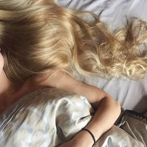 Disney Au, Blonde Woman, The Pillow, Hairstyles For Round Faces, Dream Hair, 인물 사진, Aesthetic Hair, Sweet Girls, Hairstyles With Bangs