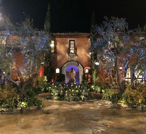 Chris Harrison returns to 'The Bachelor' mansion after California wildfires   Chris Harrison returned to the signature mansion where The Bachelor and The Bachelorette are filmed this weekend to kick-off the filming of Hannah Brown'sedition of The Bachelorette. #TheBachelorette #Bachelorette The Bachelorette Tv Show, Trista Sutter, Andi Dorfman, Jojo Fletcher, Rachel Lindsay, Colton Underwood, Kaitlyn Bristowe, Hannah Brown, California Wildfires