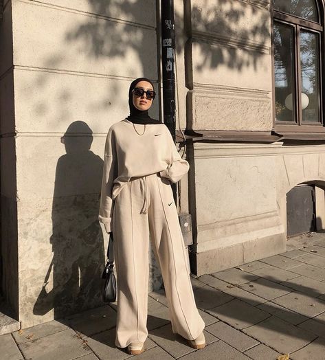 Full Beige Outfit, Nude Outfits Hijab, Hijabi Airport Outfit, Hijabi Gym Outfits, Modest Sportswear, Sporty Hijab, Sweat Suits Outfits, Jogging Outfit, Sports Attire