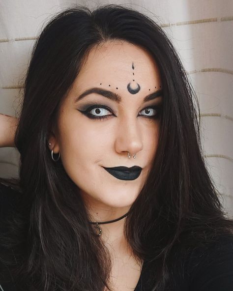 Crazy Witch Makeup, Basic Witch Makeup Halloween, Mystic Witch Makeup, East Witch Makeup, Witch Makeup Looks Halloween, Easy Halloween Makeup Ideas Simple Witch, Witch Halloween Costume Make Up, Occult Costume Ideas, Basic Witch Makeup