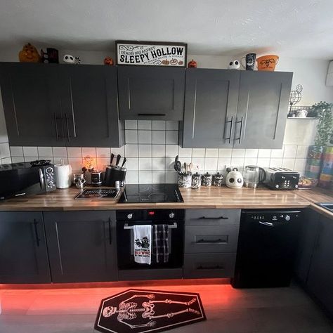 Goth Kitchen Ideas, Gothic Kitchen Ideas, Gothic Kitchen Decor, Casa Rock, Goth Kitchen Decor, Goth Kitchen, Gothic Kitchen, Spooky Kitchen, Spooky Home Decor