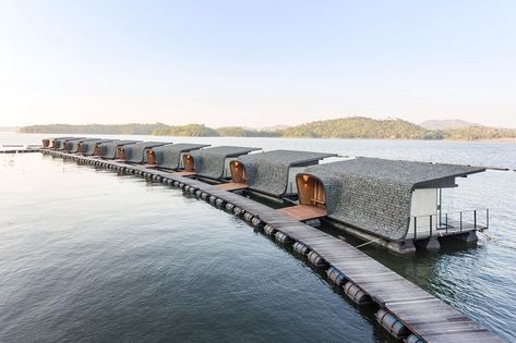 personal floating lodges of the Z9 resort line the shoreline of a thailand lake Houses On The Water, Tiki House, Floating Architecture, Floating Hotel, Water House, Thailand Hotel, Water Bed, Resort Design, Hotel Building