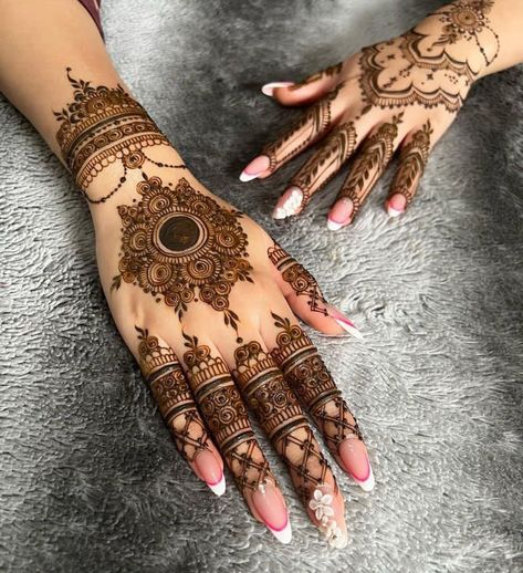 Henna designs Make Up For Engagement Indian, Back Arabic Mehndi Designs, Mehandhi Designs Simple Modern Back Hand, Simple Back Hand Design, Classy Mehendi Designs, Beautiful Henna Designs Unique, Right Hand Mehndi Design Back, Mehndi Designs Modern Unique, Back Mehndi Designs Hands Latest