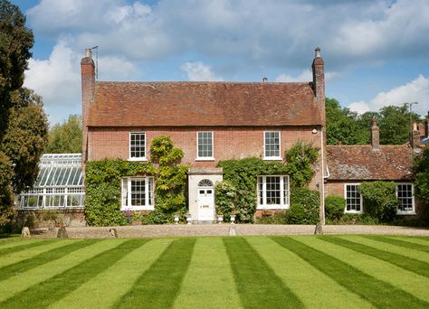 Georgian country houses for sale Barn Exterior, Cottage Mansion, House With Land, House Traditional, Exterior Garden, English Farmhouse, Rural Architecture, Georgian House, England Homes