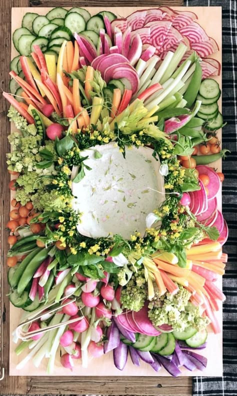 Prettiest spring summer veggie board. Most gorgeous crudités plate ever! Charcuterie Inspiration, Charcuterie And Cheese Board, Charcuterie Recipes, Veggie Tray, Party Platters, Grazing Tables, Snacks Für Party, Food Platters, Vegetable Salad