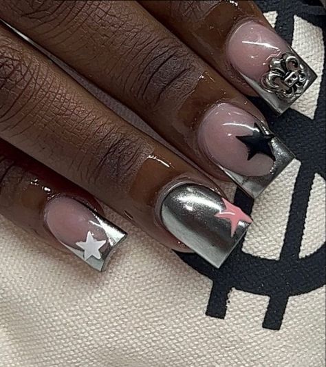 Short French Tip Nails Colorful, Cute Short Nail Inspo French Tip, Nail Inspo Back To School 2023, Black And Chrome French Tip Nails, Short Tip Nail Designs, Chrome Set Nails, Chrome Nail French Tip, Marine Serre Nails, Black Nails With Chrome Tips