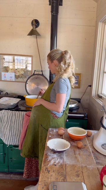 Hannah @Ballerina Farm on Instagram: "I have been wanting to make a lemon meringue pie 🍋✨🥧🎄! This was too much fun and very delicious." Ballerina Farm Hannah, Ballerina Farm Aesthetic, Homesteading Urban, Homestead Wife, Ballerina Farms, Calm Lifestyle, Ballerina Farm, Traditional Lifestyle, Trad Wife