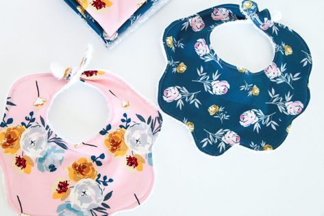 Blooms and Bobbins – Scalloped Drool Bib   FREE Tutorial! Drooling Bibs Free Pattern, Scalloped Baby Bib Pattern Free, Drool Bib Pattern Free, Scalloped Bib Pattern Free, Baby Bib Pattern Free Printable, Baby Bibs Patterns Free Printable, Bib Pattern Free, Drool Bibs Pattern, Diy Baby Bibs Pattern