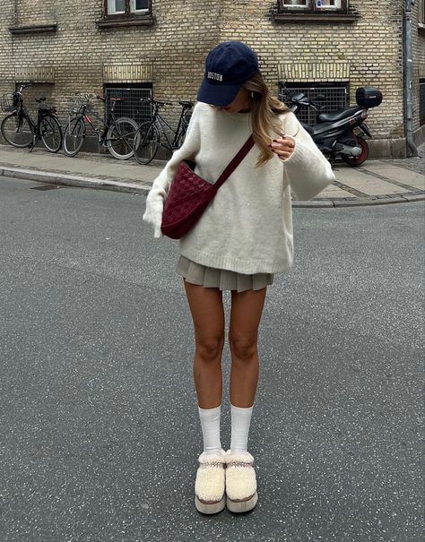 Kezia Cook, Outfit Beige, Socks Outfit, Uggs Outfit, Cold Outfits, Ugg Slippers, Looks Street Style, Mode Ootd, Ținută Casual