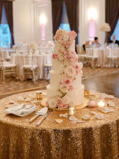 Wedding Cake Rose Gold Blush Pink, Blush Pink And White Wedding Cake, Blush Pink Ivory And Gold Wedding, Pink White Gold Wedding Cake, Light Pink And Gold Wedding Theme, Cake Table Quinceanera, Pink White And Gold Wedding Cake, Blush Pink Quinceanera Cakes, Blush Pink Quince Cake