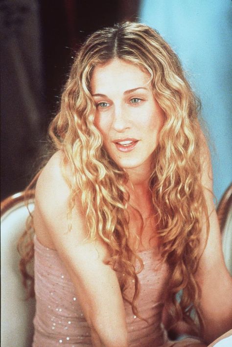 Sarah Jessica Parker Hair, Carrie Bradshaw Hair, Sara Jessica Parker, Carrie Bradshaw Outfits, Carrie Bradshaw Style, Hair Evolution, Sarah Jessica, Sarah Jessica Parker, Carrie Bradshaw