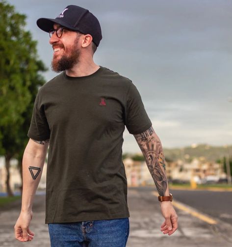 Street look / casual look for men / t-shirt / trucker hat Casual Look For Men, Street Look, Men T Shirt, Look Casual, Casual Look, Casual Looks, Trucker Hat, For Men, Mens Tops