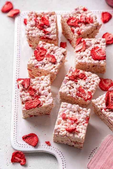 Mini Rice Krispie Treats, Valentines Rice Crispy Treats, Strawberry Cereal Treats, Strawberry Cereal Bars, Strawberry Rice Krispie Treats, Frozen Blueberry Recipes, Strawberry Cereal, Edible Recipes, Strawberry Fluff