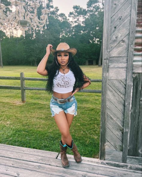 Rodeo Theme Outfits Black Women, Woman Rodeo Outfit, Rodeo Style Outfits, Cowgirl Outfits Black Women, Club Outfits Clubwear, Cookout Outfit, Summer Cowgirl Outfits, Cowgirl Fits, Western Inspired Outfits