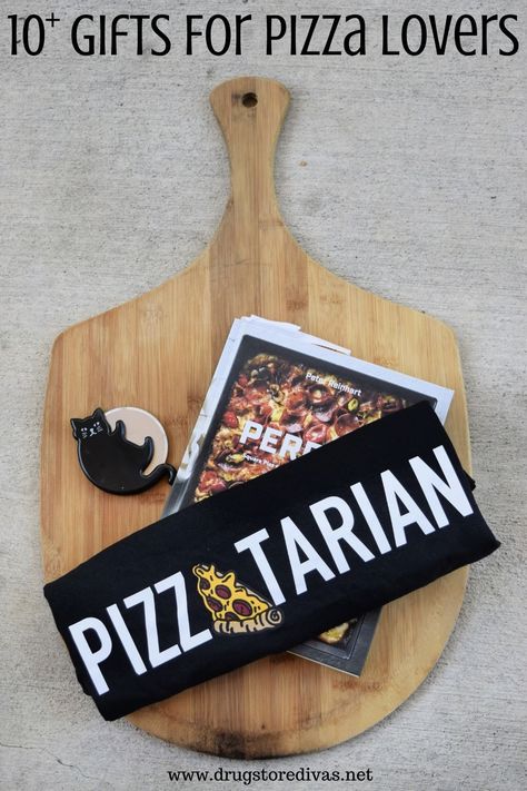 10+ Gifts For Pizza Lovers | Drugstore Divas Pizza Night Gift Basket, Pizza Gift Basket Ideas, Pizza Gift Basket, Pizza Accessories, Pizza Friend, Ny Pizza, Pizza Games, Pizza Gifts, Pizza Oven Accessories