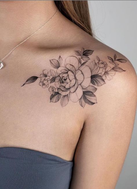 The Sexy Beauty of Shoulder and Back Tattoos! There Must be no Mistake in Choosing These Patterns! - Lily Fashion Style Tatuaje Harley Quinn, Feminine Shoulder Tattoos, Front Shoulder Tattoos, Tato Dada, Tato Henna, Tattoos To Cover Scars, Bone Tattoos, Flower Tattoo Shoulder, Chest Tattoos For Women