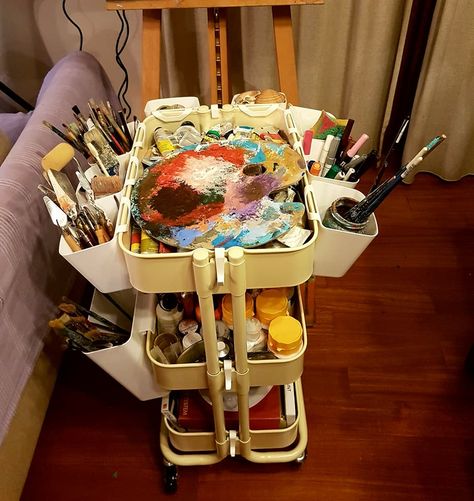 Art Trolley Organisation, Art Cart Aesthetic, Art Set Up, Art Cart Organization, Trolley Cart Ideas, Art Corner Bedroom, Art Trolley, Dream Art Room, Art Tables