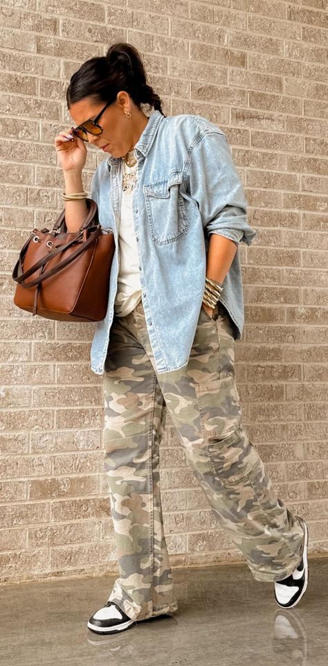 Camo Joggers Outfit Women Fall, Field Trip Mom Outfit, Women Camo Pants Outfit, Camo Pants Outfit Winter, Camo Joggers Outfit Women, Style Camo Pants, Joggers Outfit Women, Camo Pants Outfit, Capri Outfits