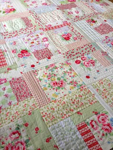 4 weeks with 5 blocks per week. By week 4, we will all assemble our quilts (which will already be quilted!). Are you in? :) A couple days ago I announced a Quilt As-You-Go (QAYG) Quilt Along on Fac… Shabby Chic Quilt Patterns, Colchas Quilting, Low Volume Quilt, Shabby Chic Quilts, Chic Quilts, Quilt Modernen, Quilt As You Go, Pretty Quilt, Quilt Baby