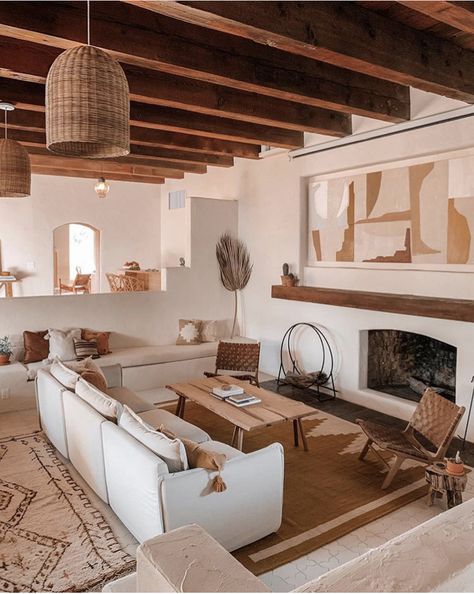 Living Room Designs Mexican Modern, Minimal Southwestern Decor, Spanish Home Living Room, Adobe Interior Design, Santa Fe Style Living Room, Modern Southwest Living Room, Southwestern Interior Design, Southwest Interior Design, Lounge Room Styling