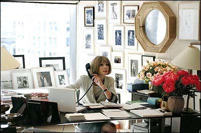 This picture represents my future play. This is Anna Wintour, editor in chief of Vogue Magazine in the United States. This is the job I would die to have and hope to get one day. This picture makes me feel inspired and exited. Fashion Office Interior, Feng Shui Your Desk, Office Decor Workplace, Work Office Decor, Career Girl, Dream Office, Office Inspo, Fashion Office, Devil Wears Prada