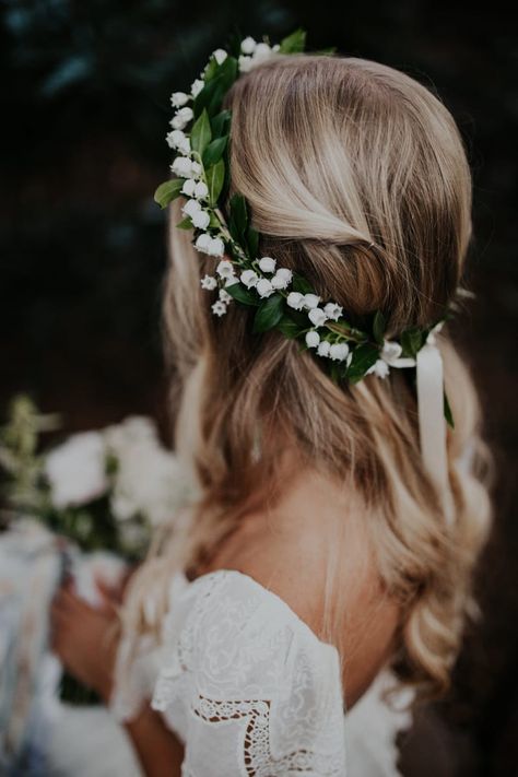 Junior Bridesmaid Hair, Hairstyle Wedding, Flower Crown Hairstyle, Beach Wedding Hair, Bridal Flower Crown, Flower Girl Hairstyles, Boho Wedding Decorations, Flower Crown Wedding, Wedding Hair Inspiration