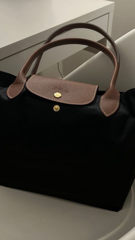 Longchamp Uni Bag, Longchamp Tote Bag Outfit, Longchamp Le Pliage Aesthetic, La Pliage Longchamp, Long Champ Bag Aesthetic, Le Pliage Longchamp Outfit, Bags For Uni, Longchamp Bag Aesthetic, Longchamp Leather Bag