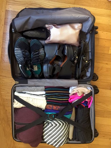 A Step-by-Step Guide For Packing the KonMari Way Traveling Bag Packing, Traveling Bags For Women, Travelling Aesthetics, Organized Luggage, Kon Marie, Travel Outfit Spring, Pack Luggage, Luggage Packing, Travelling Tips