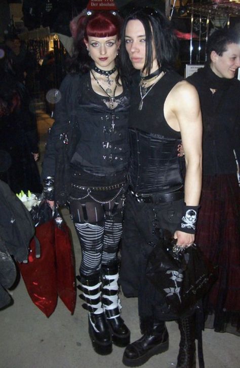 Early 2000s Alt Fashion, Grunge Fashion 90s, Mall Goth 90s, Mall Goth 2000s, Mall Goth Fashion, Mallgoth Aesthetic, Mall Rats, Mall Goth Outfits, 90s Mall Goth