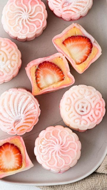 Sweet Mooncake Recipe, Snow Skin Mooncakes, Snow Skin Moon Cake, Mochi Mooncake, Barbie Snacks, Moon Desserts, Mooncake Design, Mooncakes Recipe, Moon Cake Festival