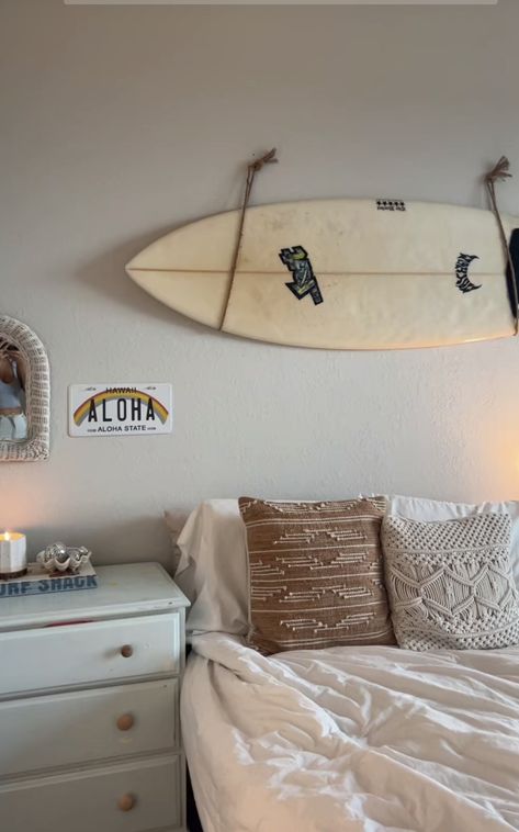 Surf Board Bedroom, Surfboard Above Couch, Island Theme Bedroom, Beach Rooms Teenage, Bedroom Inspirations Beachy, Bedroom Inspirations Beach Theme, Beachy Bedroom Aesthetic Bohemian, Beach Bed Rooms Ideas, Surf Board In Room