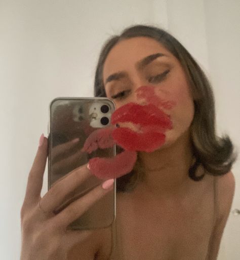 Red Lip Selfie, Lipstick Kiss Mirror Selfie, Lipstick Kisses On Chest, Mirror Lipstick Photography, Kiss Mark Photoshoot, Kiss On Mirror Lipstick, Kiss Mirror Selfie, Ugc Pictures, Kiss Mark Aesthetic