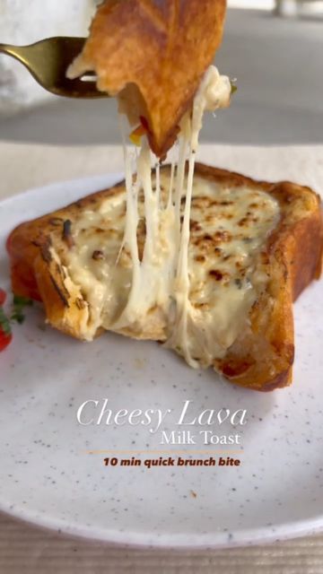 anshii 🍝🍕 on Instagram: "🧀 CHESSY LAVA MILK TOAST 🧀 𝐮𝐥𝐭𝐢𝐦𝐚𝐭𝐞 𝐬𝐚𝐯𝐨𝐮𝐫𝐲 𝐛𝐫𝐞𝐚𝐤𝐟𝐚𝐬𝐭 𝐭𝐨𝐚𝐬𝐭 A hearty savoury breakfast/brunch to play with. Only take 10 min of your time to make this cheesy goodness. 😉 Cheese sauce: 🧀 1 teaspoon of butter 100ml of milk 50g of mozzarella cheese 1 teaspoon of instant oats / oat flour (optional but adding it thicken up the sauce) Italian herbs Directions: Soaked bread with some milk. Toast on the pan with butter until browned at all side Milk Toast Recipe, Quick Brunch, Savoury Breakfast, Italian Herbs, Instant Oats, Gluten Free Lunch, Brunch Time, Breakfast Toast, Cheese Lover