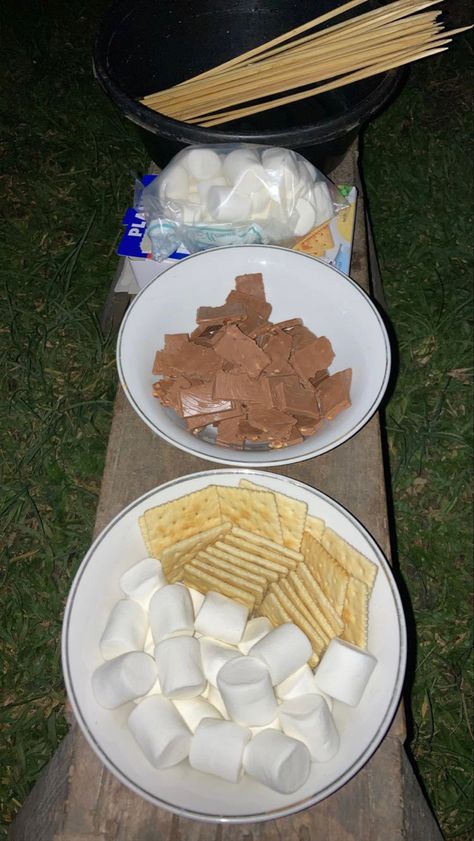 s’mores campfire snack, summer aesthetic, bonfire, camping, smores, tent, night, vibes, marshmallows, snack, treats, aesthetic Camping Bonfire Aesthetic, Fire Pit Marshmallows, S’mores Fire Pit, Backyard Camping Aesthetic, S’mores Night, S’mores Aesthetic, Campfire Party Ideas, Smores Aesthetics, Beach Camping Aesthetic