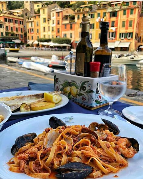 Dinner in Portifino, Italy Sorrento Italy Aesthetic, Sicily Italy Aesthetic, Postcards From Italy, Italy Restaurant, Spain Aesthetic, Portofino Italy, Italian Cafe, Sorrento Italy, Italy Food