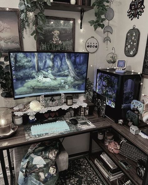 Gamer Ideas Room, Gothic Desk Ideas, Moody Computer Room, Grunge Gaming Room, Emo Pc Setup, Vintage Gaming Setup Aesthetic, Gothic Gamer Room, Grunge Pc Setup, Gothic Gaming Room