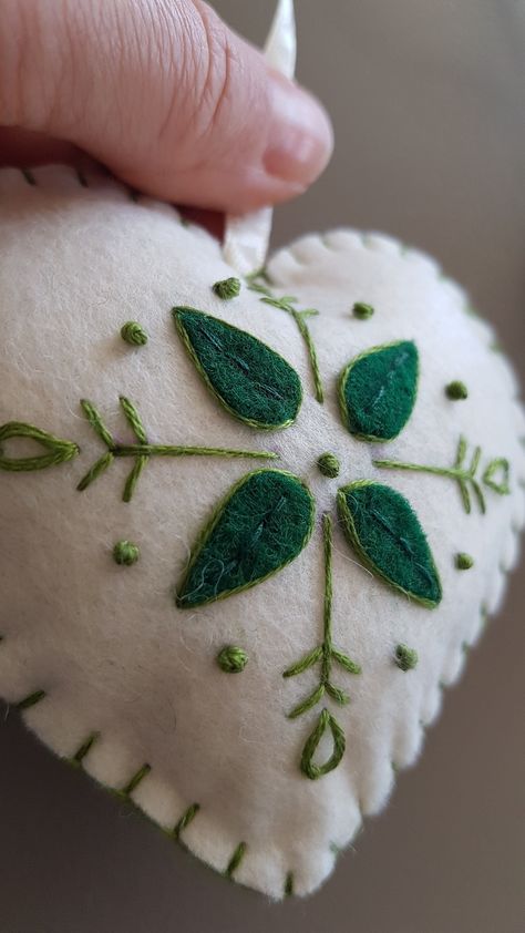 Nordic Felt Ornaments, Felt Ornaments Embroidered, Felt Christmas Ornaments Diy, Embroidery Snowflake, Christmas Felt Ornaments, Embroidered Ornaments, Felt Decor, Felt Star, Diy Felt Christmas Ornaments