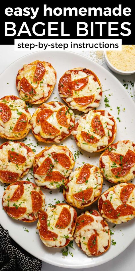 These homemade pizza bagel bites are perfect for a fun lunch, a quick after school snack, or a hand held game day appetizer! They require just 4 simple ingredients and can be customized to suit your family's taste! Homemade Bagel Bites, Mini Bagel Bites, Pizza Bites Appetizer, Pizza Bagel Bites, Homemade Pizza Bites, Bagel Bites Recipe, Pizza Bagel, Pizza Topping, Mini Bagels