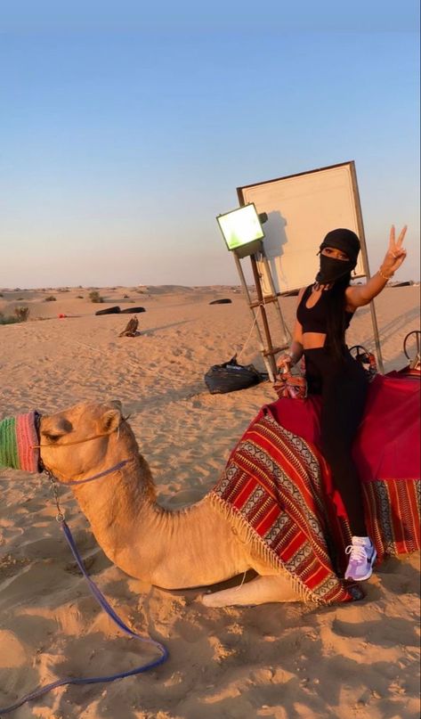 Dessert Outfit Women Dubai, Dubai Black Women, Camel Ride Outfit, Aesthetic Pearls, Girl Aesthetic Wallpaper, Egypt Outfits, Desert Photoshoot Ideas, Vacay Spots, Dubai Outfit