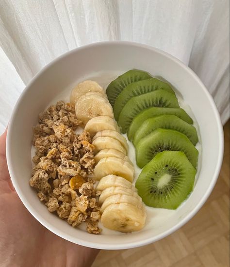 Yogurt And Granola Bowl, Kiwi Yogurt Bowl, Granola With Yogurt, Aesthetic Yogurt Bowls, Granola And Yogurt Breakfast, Yogurt Aesthetics, Fruit And Yogurt Bowl, Granola Fruit Bowl, Healthy Dorm Food