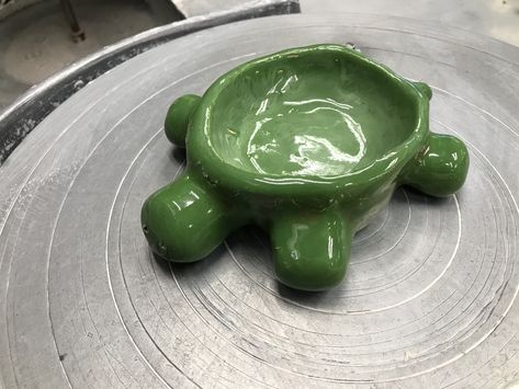 Ceramic Nick Nacks, Turtle Air Dry Clay, Clay Coin Holder, Pottery Tray Ideas, Clay Ashtray Ideas Easy, Turtle Clay Art, Ashtray Pottery Ideas, Ceramics Projects Easy, Pinch Pot Ideas Ceramics Easy