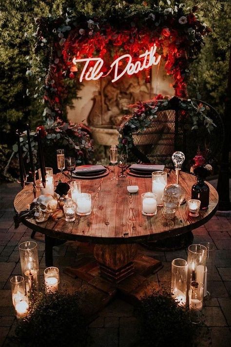 Dark Wedding Theme, Table Halloween, Halloween Themed Wedding, Elegant Halloween, Goth Wedding, Dark Wedding, Neon Wedding, Theme Halloween, Gothic Wedding