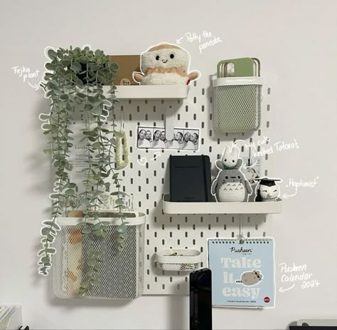 Ikea Pegboard Styling, Peg Board For Desk, Ikea Pegboard Desk Setup, Peg Board Above Desk, Ikea Desk Pegboard, Pegboard Ikea Ideas, Ikea Desk Setup Ideas, Cute Peg Board Ideas, Aesthetic Ikea Pegboard